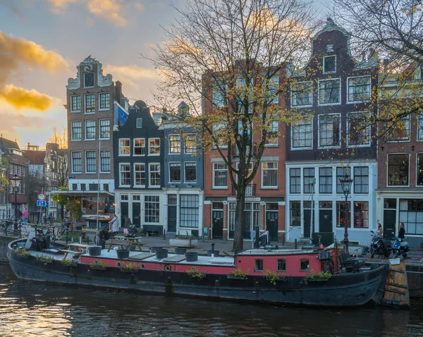 Amsterdam Niederlande 2022 Malerische Straße Amsterdam Mit Grachtenhäusern Bei Sonnenuntergang — Stockfoto