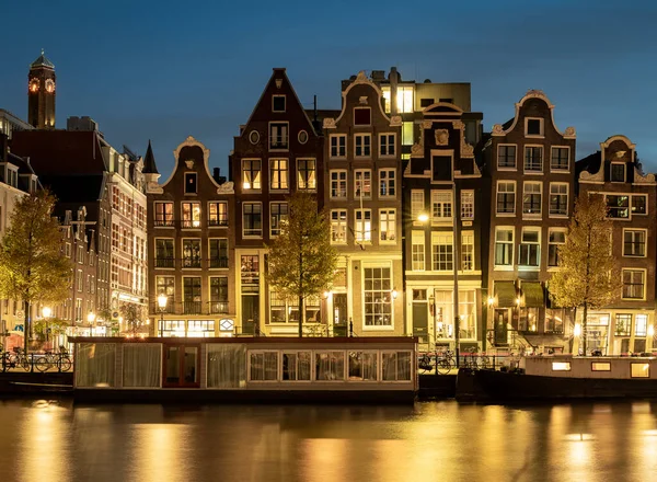 夜のアムステルダムの街並み — ストック写真