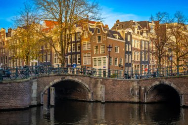 Amsterdam şehri, tipik Hollandalı evleri ve kanalları