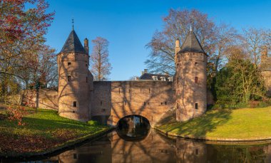 Hollanda 'nın Amersfoort şehrinde tarihi su kapısı Monnikendam