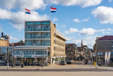 Katwijk aan Zee, Hollanda, 26.02.2023, sahil kenarındaki Katwijk aan Zee tatil köyünde bulvar.
