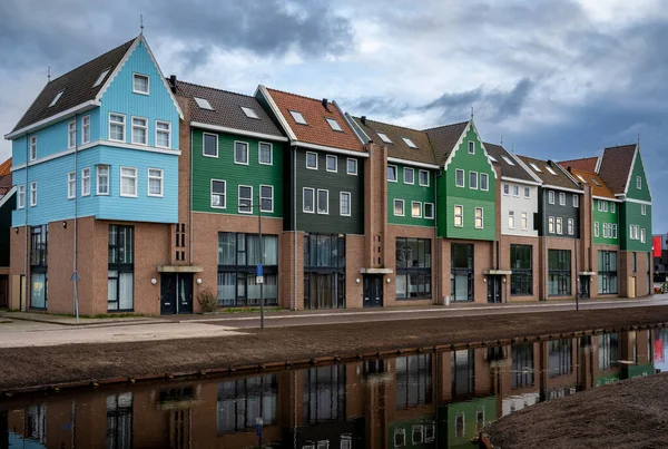 ザーンダムに近代的なオランダの家ザーン地方の典型的な建築的特徴を持つ新しい住宅街レターアウト — ストック写真