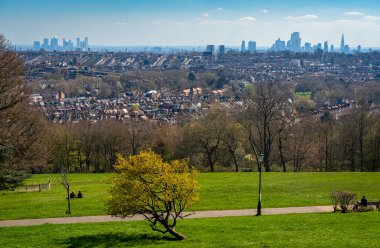 İlkbaharın başlarında Alexandra Parkı 'ndan görülen Londra silueti.