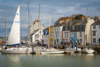Weymouth, Birleşik Krallık, 27.03.2023, Weymouth limanındaki renkli ev ve tekne manzarası