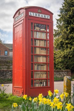 Chartham, Birleşik Krallık, 02.04.2023 eski, kırmızı bir telefon kulübesi halk kütüphanesine dönüştü.