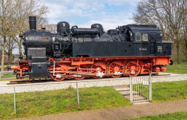 Gennep, Limburg Eyaleti, Hollanda, 08.04.2023, 1878 'e dayanan eski demiryolu hattının anısına setin üzerine tarihsel lokomotif yerleştirildi.
