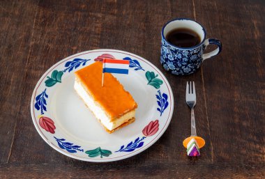 Turuncu üst katlı ve Hollanda bayrağıyla Tompouce adı verilen geleneksel Hollanda pastası, genellikle Kral Günü kutlamalarında yenir.