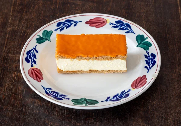 Hollanda Kralı 'nın doğum gününü kutlamak için genellikle sadece Krallar Günü' nde kullanılabilir turuncu turuncu turuncu pasta Tompouce.