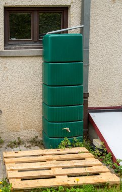 Yağmur suyu tankı oluğa bağlı, yağmur suyu tasarrufu ve yeniden kullanım