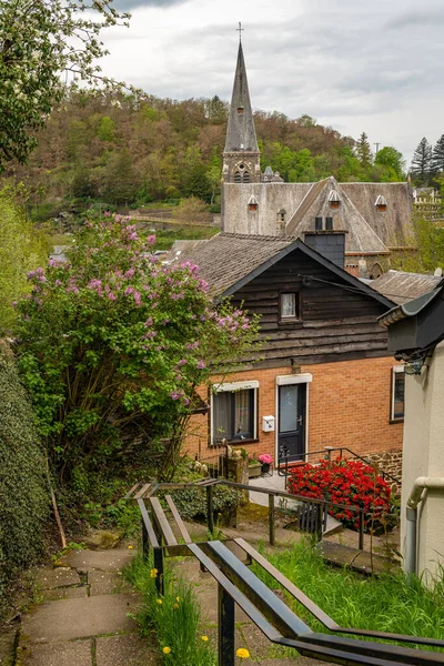 Ardennes, Belçika 'da popüler bir turizm merkezi olan La Roche-en-Ardenne manzarası