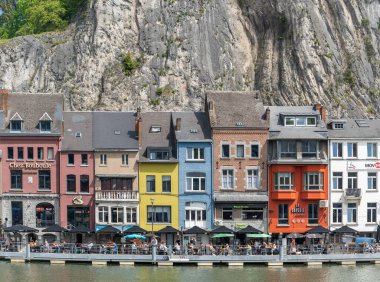 Dinant, Belçika, 04.05.2023, Dinant manzaralı, Meuse nehri boyunca renkli evler