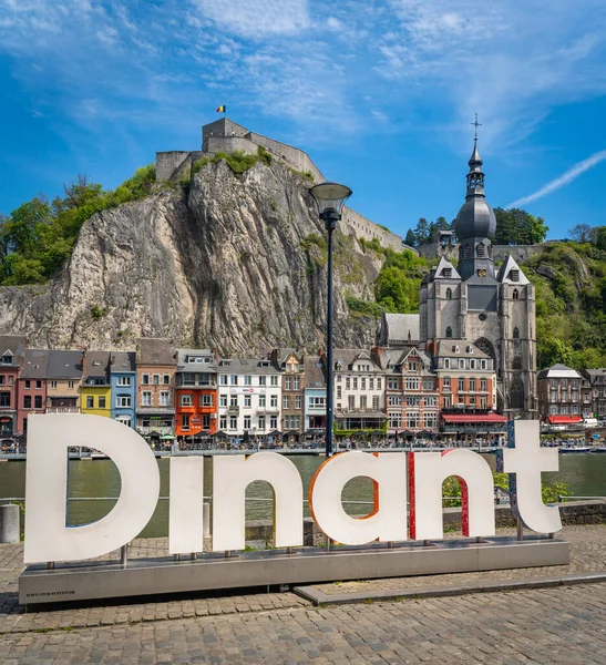 Dinant, Belçika, 04.05.2023, Belçika 'da Meuse nehrinin kıyısında popüler bir turizm şehri olan Dinant Manzarası