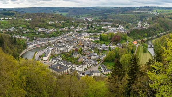 Semois nehri ve ortaçağ şatosu Ardennes, Belçika ile Bouillon Panoraması