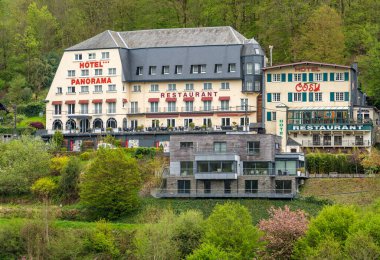 Bouillon, Belçika, 05.05.2023, Panorama Oteli ve Bouillon yakınlarındaki Hotel Cosy.