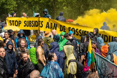 Lahey, Hollanda, 27.05.2023, Lahey 'de fosil sübvansiyonlara karşı düzenlenen protesto eylemleri sırasında Yok Olma İsyanı hareketinden iklim eylemcileri