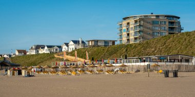 Zandvoort, Hollanda, 29.05.2023, güneşli bir günde popüler Hollandalı turist beldesi Zandvoort 'ta kumsal.