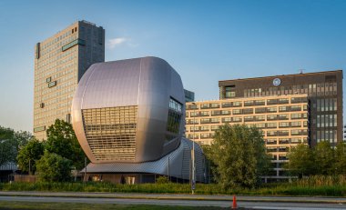 Amsterdam, Hollanda, 09.06.2023, Alpha Tower ve Living Tomorrow Pavilion Amsterdam Zuidoost iş bölgesinde.