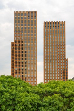 Amsterdam, Hollanda, 18.06.2023, Amsterdam Senfonisi, Hollandalı mimar Pi de Bruijn tarafından tasarlanan iki apartman ve ofis kulesi olarak kullanılan iki gökdelen