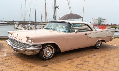 Lelystad, Hollanda, 18.06.2023, Klasik Amerikan arabası Chrysler Simca SPT CPE W57 Windsor Hardtop 1957 'de The National Oldtimer Day' de
