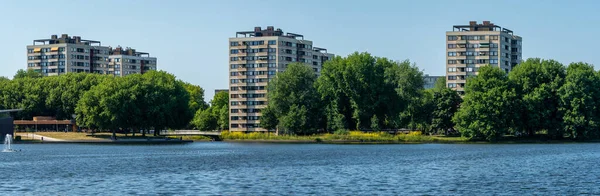 Amsterdam West, Hollanda 'daki Sloterplas Gölü ve Osdorp Mahallesi Panoraması