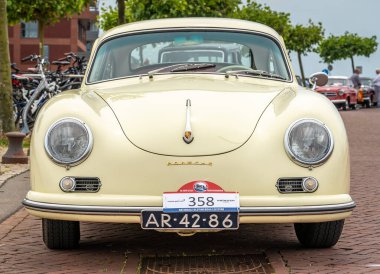 Lelystad, Hollanda, 18.06.2023, 1959 'da The National Oldtimer Day' de klasik spor araba Porsche 356 A 'nın ön görüntüsü
