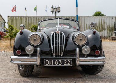 Lelystad, Hollanda, 18.06.2023, eski spor araba Jaguar XK 140 'ın öngörüsü 1955' ten The National Oldtimer Day 'de