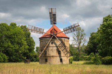 1843 yılından kalma tarihi yel değirmeni Svetlik, Çek Cumhuriyeti 'nin Usti nad Labem bölgesindeki Horni Podluzi köyünde