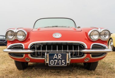 Lelystad, Hollanda, 18.06.2023, klasik Amerikan spor otomobili Chevrolet Corvette 'in ön görüntüsü, 1959' da The National Oldtimer Day 'de ilk nesil.