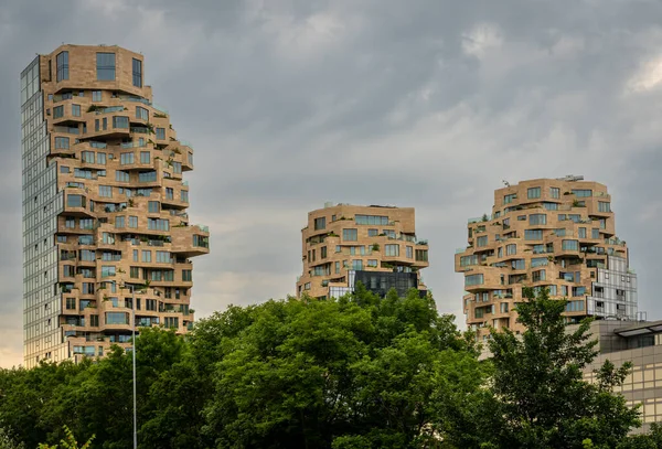 Amsterdam, Hollanda, 18.06.2023, İkonik yerleşim kompleksi Amsterdam Zuidas 'ta 3 kuleden oluşan Vadi, mimar Winy Maas tarafından tasarlandı.