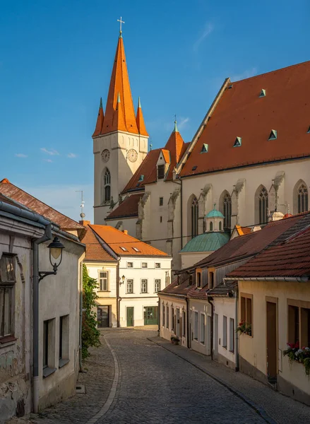 Znojmo 'da Aziz Nicholas Kilisesi manzaralı Picturesque Caddesi.