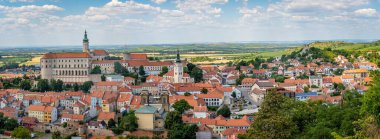 Çek Cumhuriyeti 'nin Güney Moravya bölgesinde popüler turizm beldesi Mikulov' un panoramik manzarası