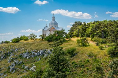 Güneşli bir yaz gününde Aziz Sebastian Kilisesi, Mikulov, Güney Moravya, Çek Cumhuriyeti