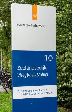 Volkel, Hollanda, 07.08.2023, Hollanda askeri hava üssü Volkel 'in önündeki bilgi panosu.