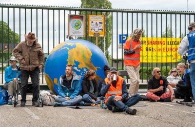 Volkel, Hollanda, 07.08.2023, Alman askeri hava üssü Volkel 'de barış eylemcilerinin nükleer silahlara karşı eylem eylemi