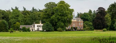 14. yüzyıldan kalma Hoekelum kalesinin panoramik manzarası, Ede ve Bennekom arasında, Gelderland, Hollanda