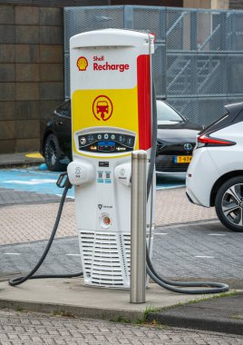 Amsterdam, Hollanda, 16.08.2023, Shell Enerji Geçiş Kampüsü 'ndeki elektrikli araba şarj istasyonu.