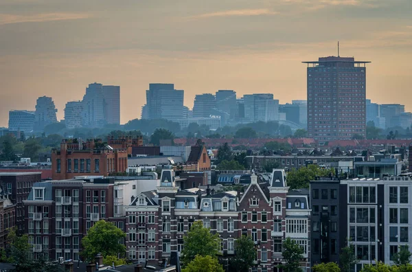 从天台俯瞰阿姆斯特丹的天际线 俯瞰着祖达斯区的现代高层建筑 — 图库照片