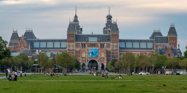 Amsterdam, Hollanda, 18.08.2023, Hollanda Ulusal Müzesi 'nin panoramik manzarası Müze Meydanı' ndan görüldü.