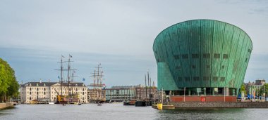Amsterdam, Hollanda, 16.08.2023, Ulusal Deniz Müzesi manzarası ve Amsterdam 'daki NEMO Bilim Müzesi' nin yeşil bakır binası.