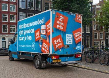 Amsterdam, Hollanda, 24.08.2023, Alman süpermarket zinciri Albert Heijn 'in teslimat minibüsü. 