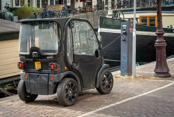 アムステルダム オランダ 2023 電気マイクロカルエストリマビロ 運河に駐車し 充電されている軽い四輪車として分類 — ストック写真