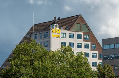 Diemen, Hollanda, 26.08.2023, Amsterdam 'ın güneydoğu ucundaki Diemerhof' da Via Amsterdam Oteli 'nin dışı.