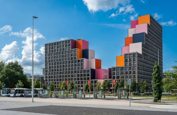 荷兰阿姆斯特丹 2023年8月26日 从阿姆斯特丹 祖多阿斯特的霍伦德雷赫特公交车站看到的社区校园 — 图库照片