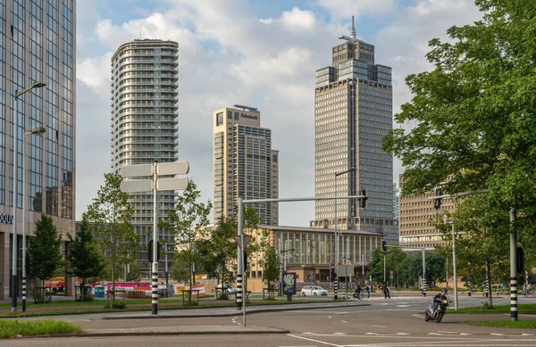荷兰阿姆斯特丹 2023年8月24日 安斯特尔火车站周围的交通 可以看到伦勃朗塔的写字楼 — 图库照片