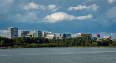 Amsterdam, Hollanda, 26.08.2023, Amsterdam zuidoost 'un Skyline' ı, Ouderkerkerplas gölünde görülen modern yüksek binalar.