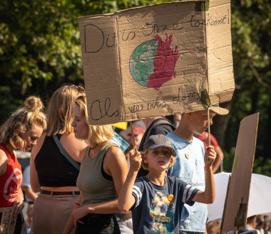 Lahey, Hollanda, 09.09.2023, Fosil yakıt sübvansiyonlarına karşı düzenlenen protesto eylemi sırasında Lahey 'deki A12 karayolunu engelleyen pankartlı İklim aktivistleri