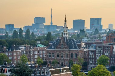 Amsterdam, Hollanda, 18.08.2023, Amsteldijk caddesindeki Pestana Amsterdam Riverside Otel manzarası ve arka plandaki RAI Kongre Merkezi çevresindeki modern yüksek binalar