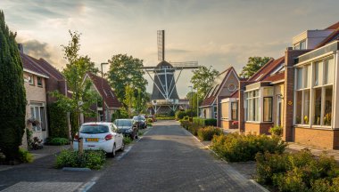 Hardenberg, Hollanda, 02.09.2023, Geleneksel Alman yel değirmeni De Oelemlle yerleşim alanından görüldü