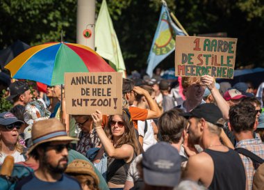 Lahey, Hollanda, 09.09.2023, Fosil yakıt sübvansiyonlarına karşı düzenlenen protesto eylemi sırasında Lahey 'deki A12 karayolunu engelleyen pankartlı İklim aktivistleri