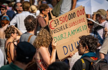 Lahey, Hollanda, 09.09.2023, Fosil yakıt sübvansiyonlarına karşı düzenlenen protesto eylemi sırasında Lahey 'deki A12 karayolunu engelleyen pankartlı İklim aktivistleri